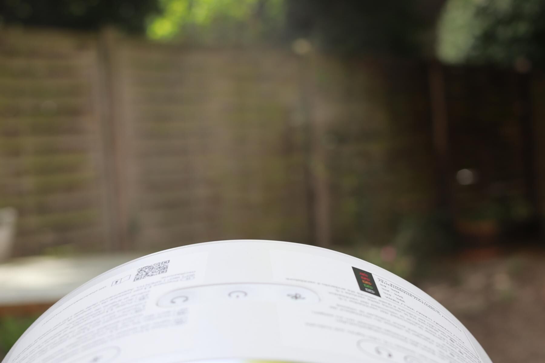 Der Nebel des Shark FlexBreeze wird von hinter dem Ventilator aufgenommen.